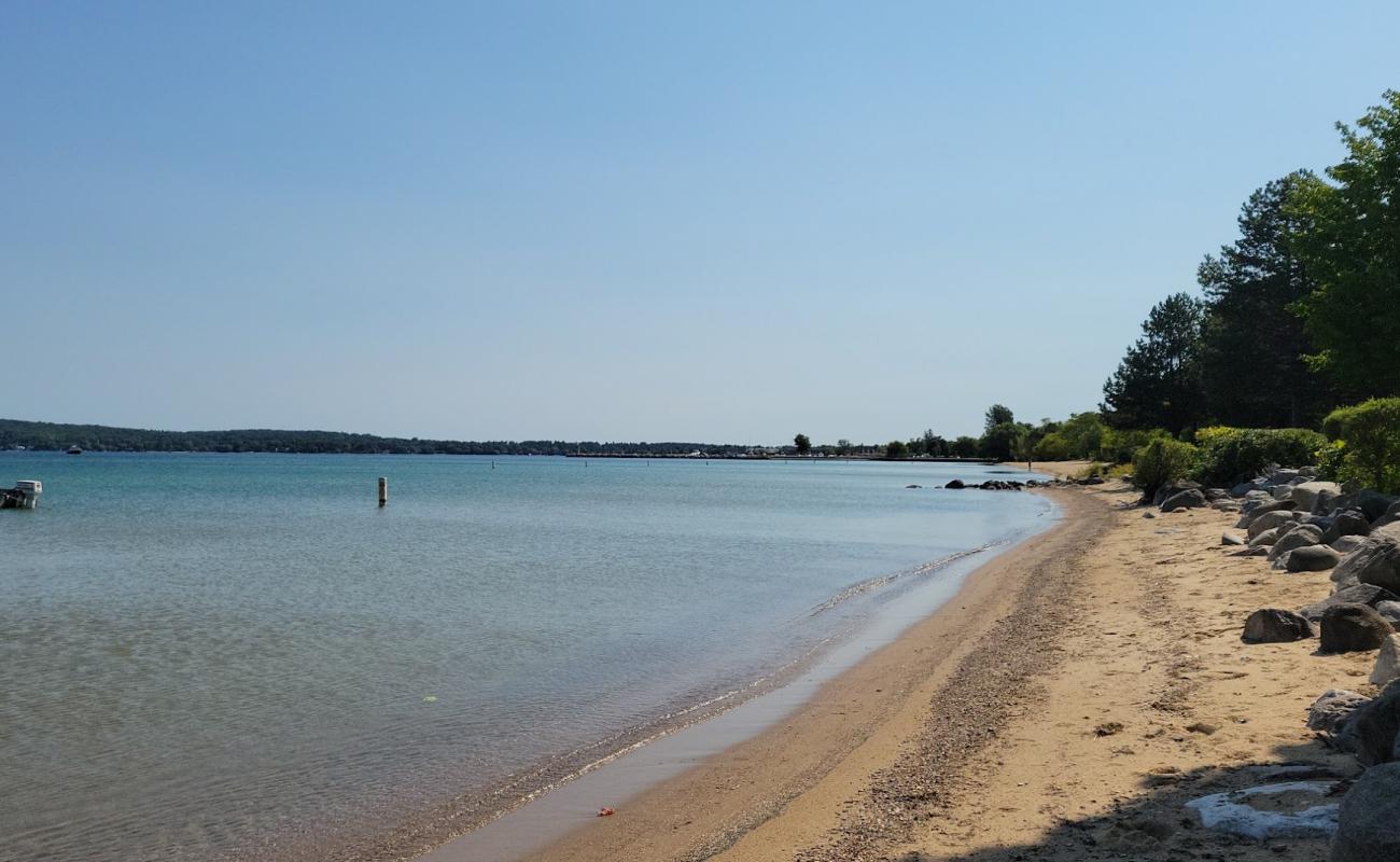 Photo de West End Beach avec sable lumineux de surface