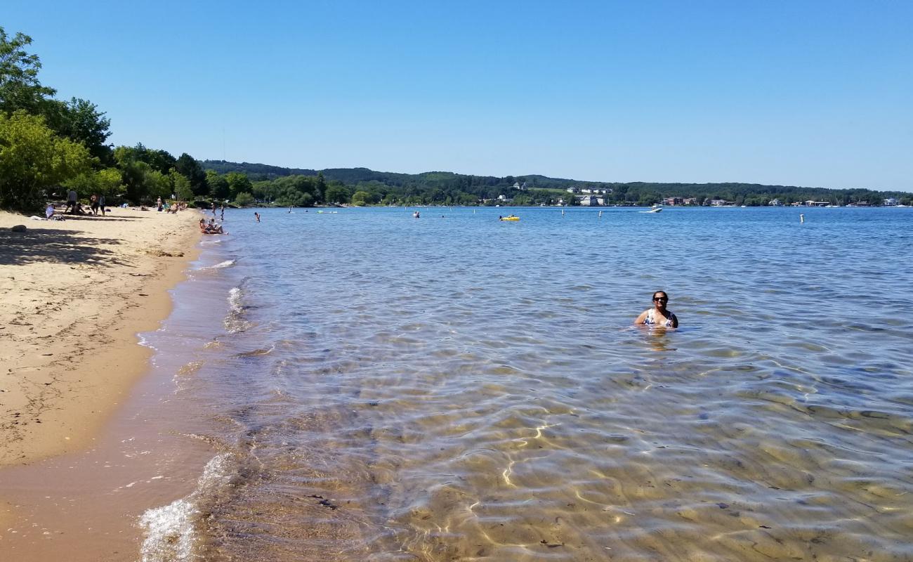 Photo de Traverse City Beach avec sable lumineux de surface