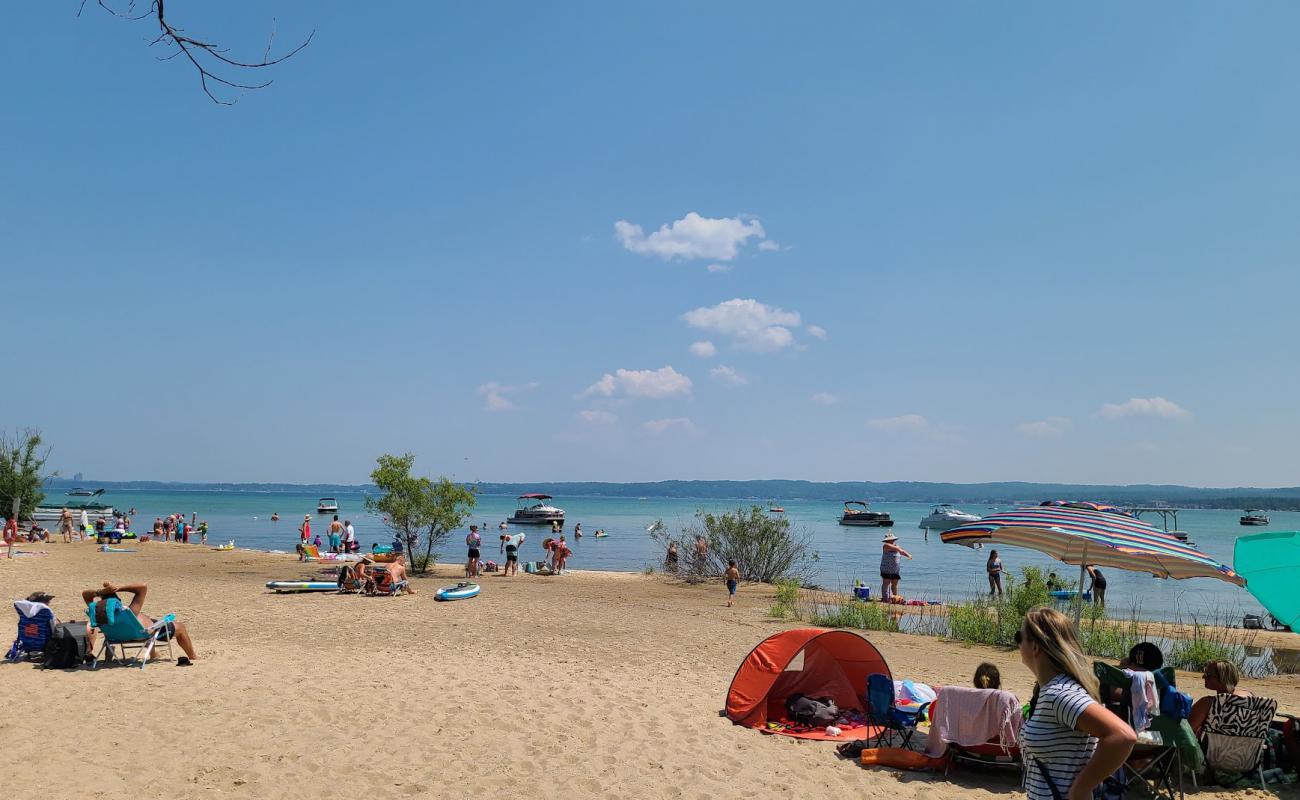 Photo de Traverse City Public Beach avec sable lumineux de surface