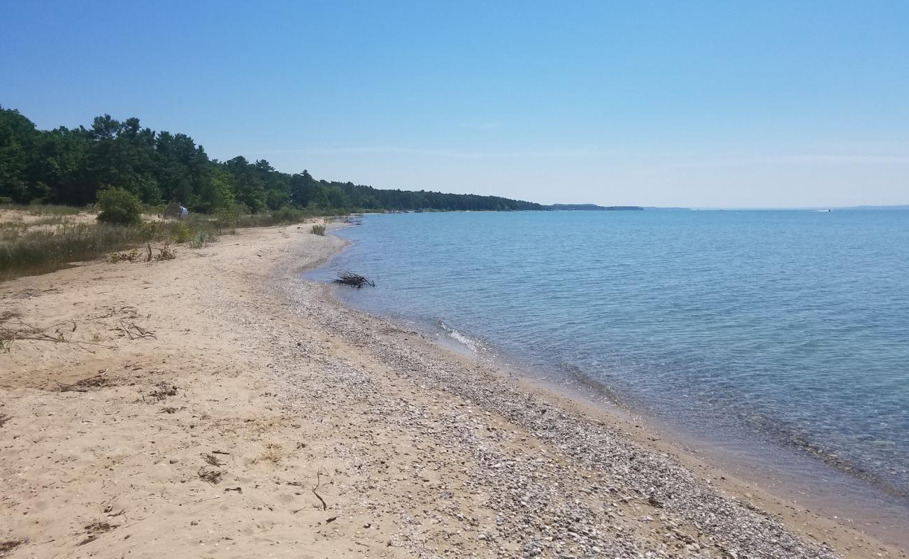 Photo de Elk Rapids Day Beach avec sable lumineux de surface