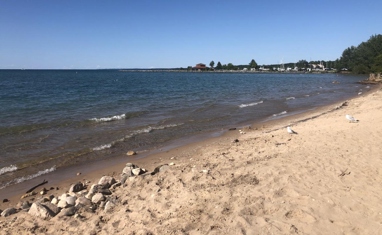 Photo de Elk Rapids Sandbar avec sable lumineux de surface