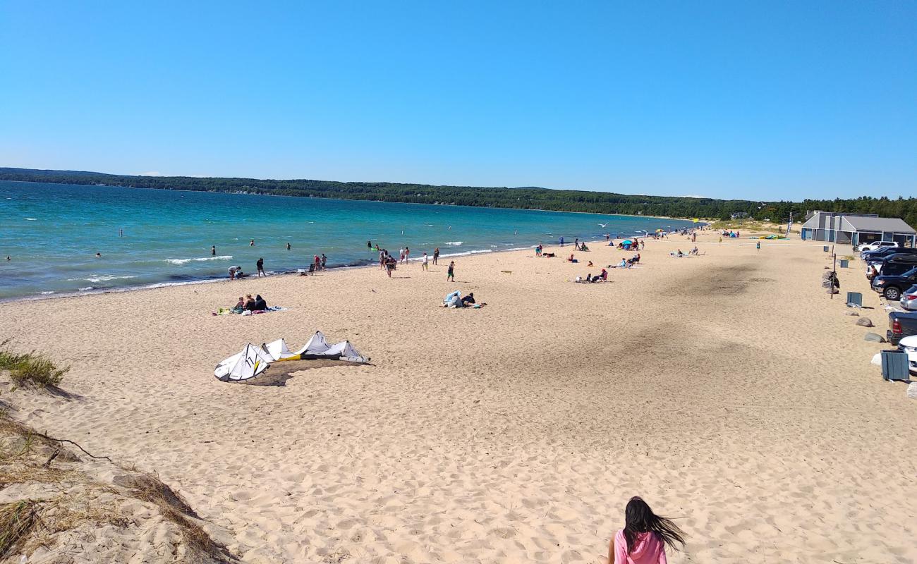 Photo de Petoskey State Park Beach avec sable lumineux de surface