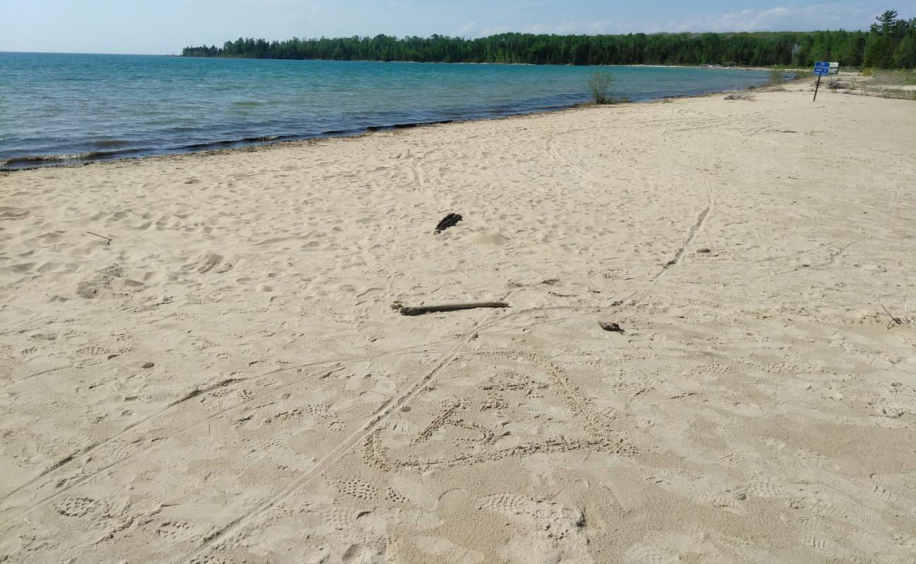 Photo de Mackinaw Beach avec sable lumineux de surface