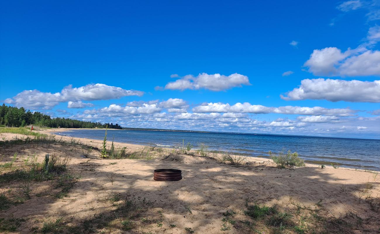 Photo de Woodstar beach avec sable lumineux de surface