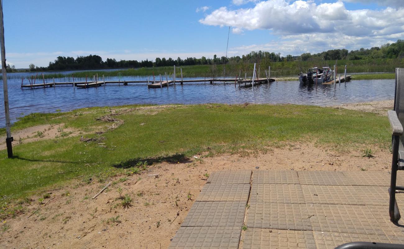 Photo de Brock's Lakeshore Cabins avec sable lumineux de surface