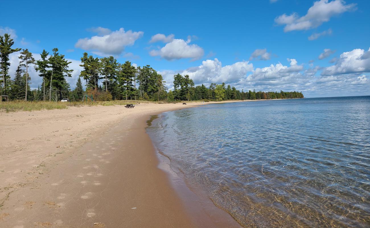 Photo de Fox Beach avec sable beige de surface