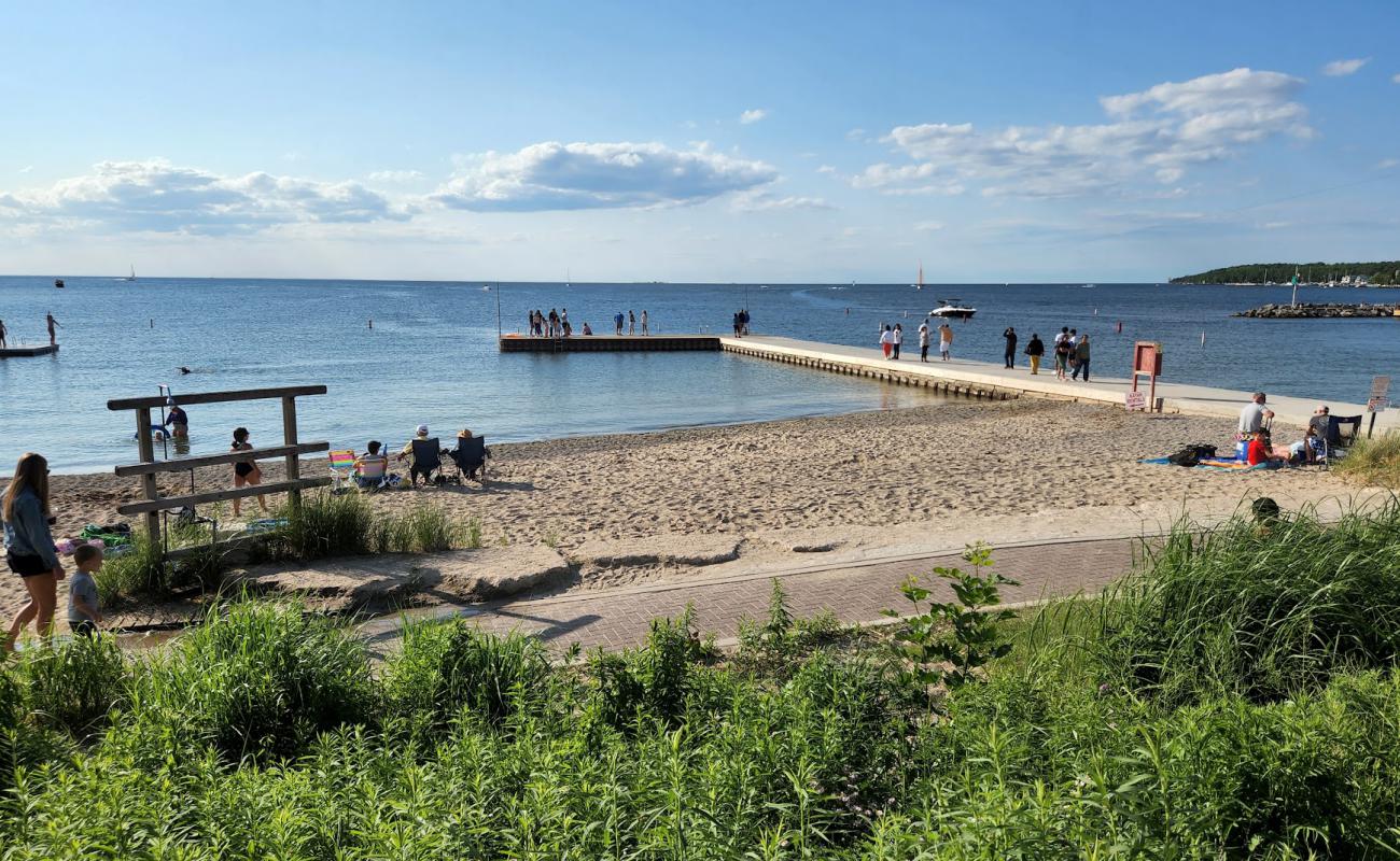 Photo de Sister Bay Beach avec sable lumineux de surface