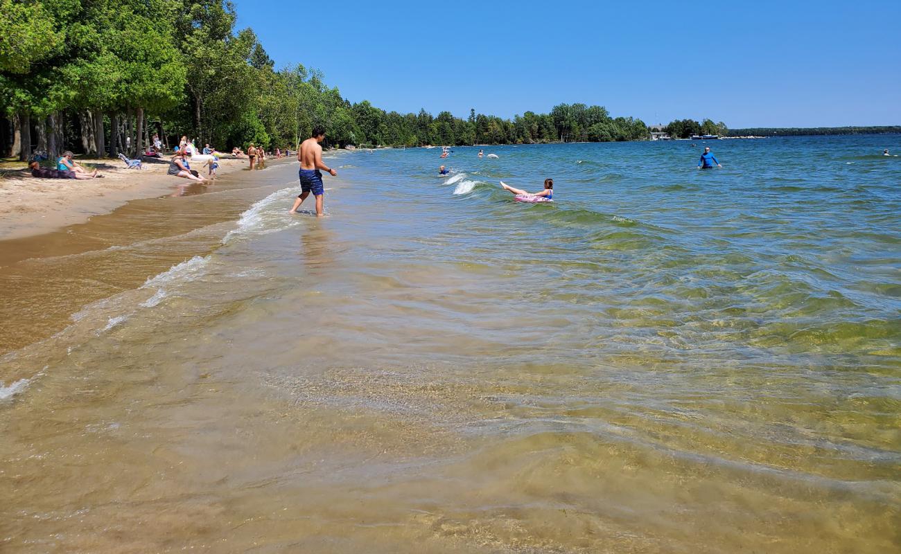 Photo de Sandy Bay avec sable lumineux de surface