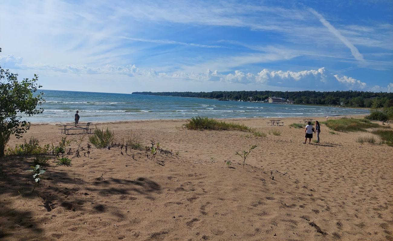 Photo de Baileys Harbor Beach avec sable lumineux de surface