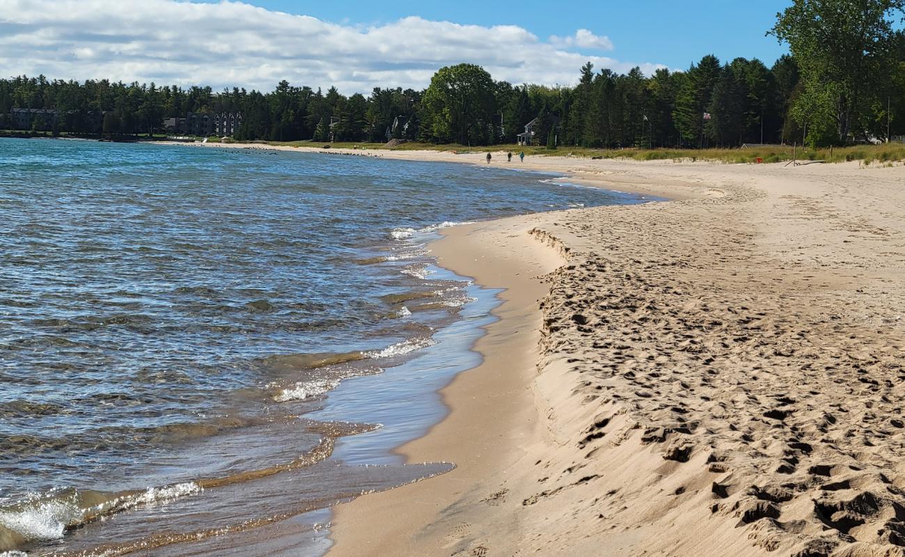 Photo de Whitefish Bay avec sable lumineux de surface