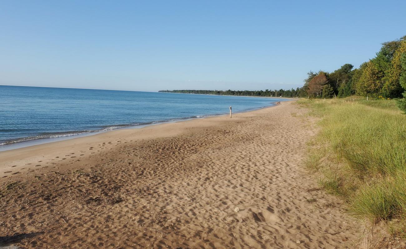 Photo de Lily Bay avec sable lumineux de surface