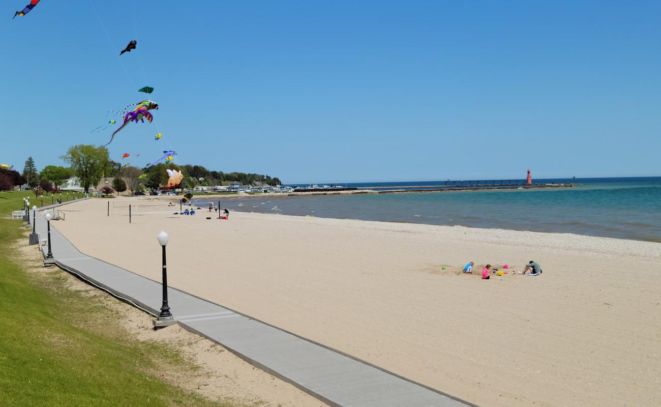 Photo de Crescent Beach avec sable lumineux de surface