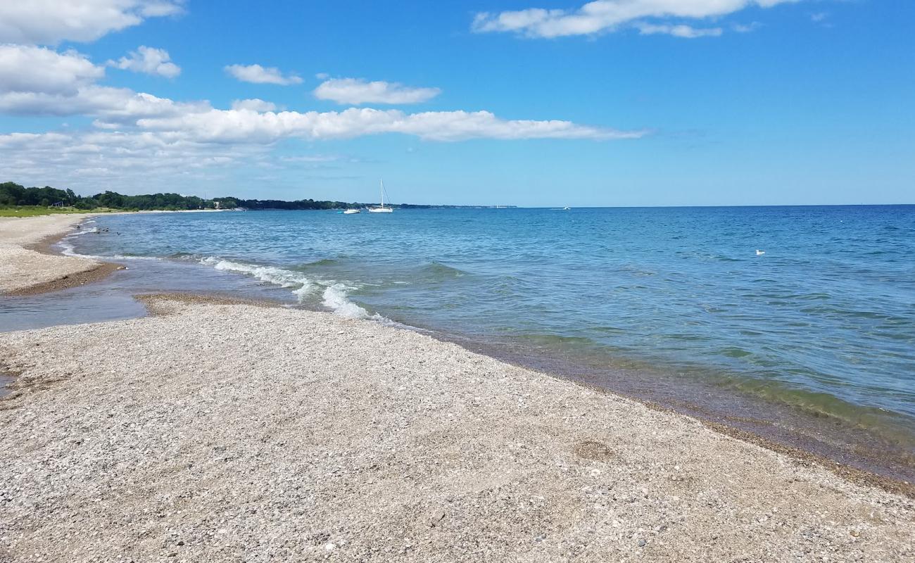 Photo de Alford Beach avec sable gris avec roches de surface