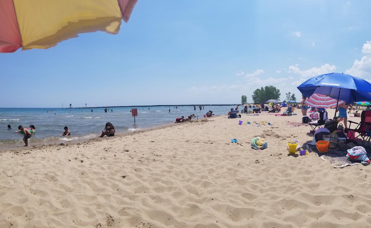 Photo de Waukegan Municipal Beach avec sable lumineux de surface