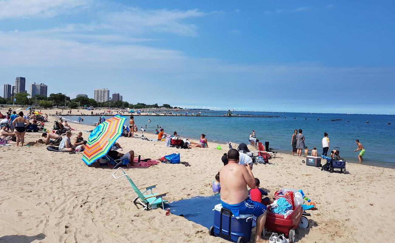 Photo de North Avenue Beach avec sable lumineux de surface