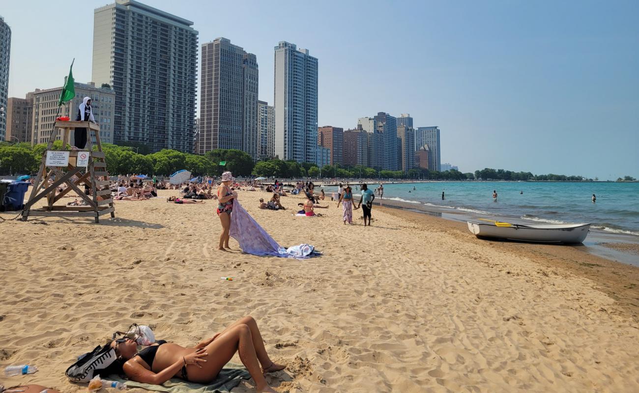 Photo de Oak Street Beach avec sable lumineux de surface