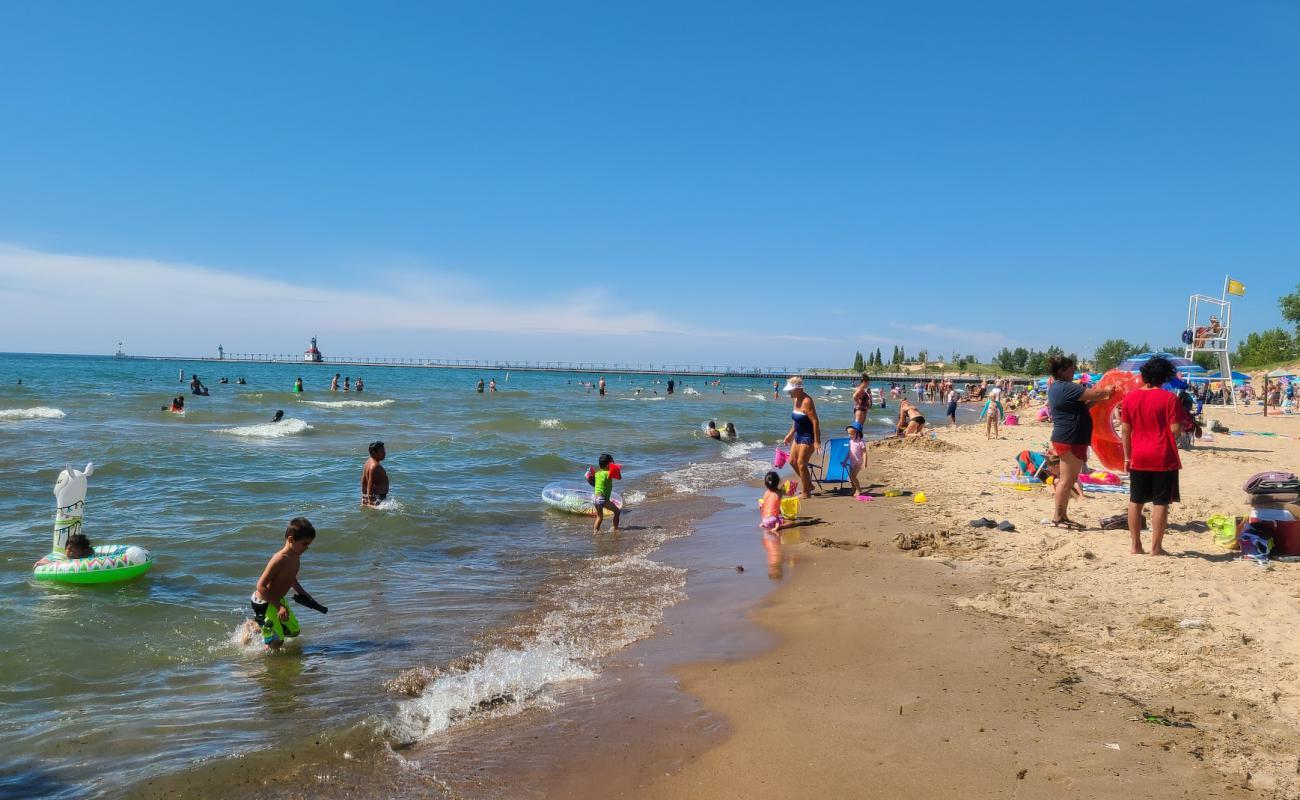 Photo de Silver Beach avec sable lumineux de surface