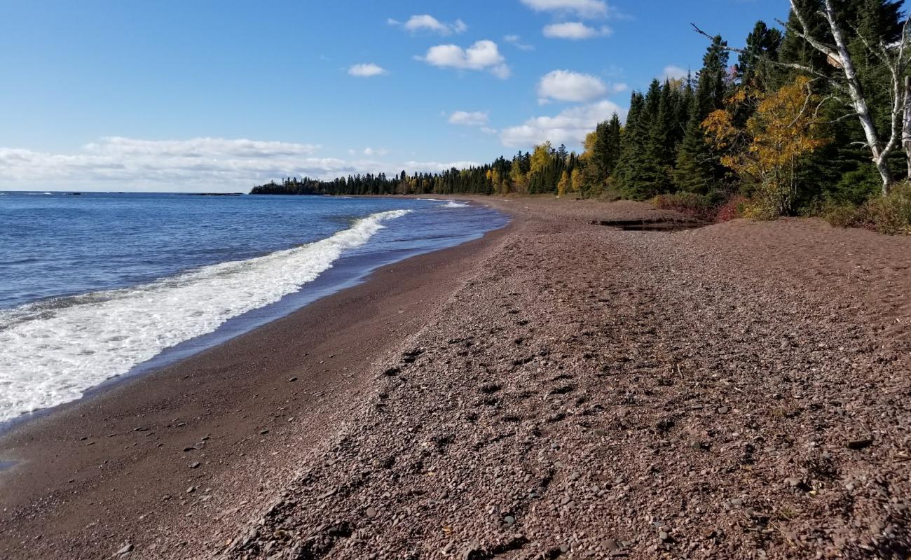 Photo de Paradise Beach avec sable brun avec roches de surface