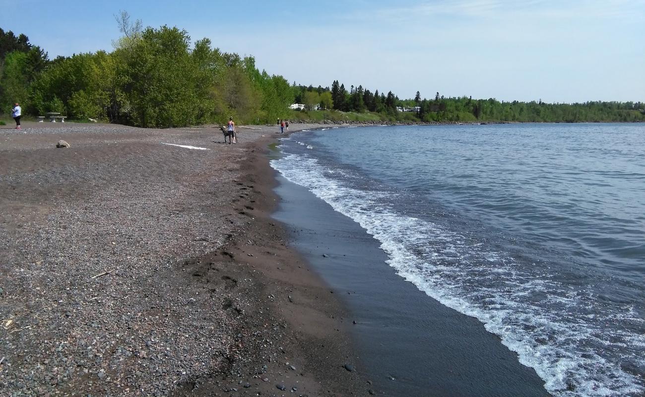 Photo de Burlington Bay Beach avec sable gris avec caillou de surface