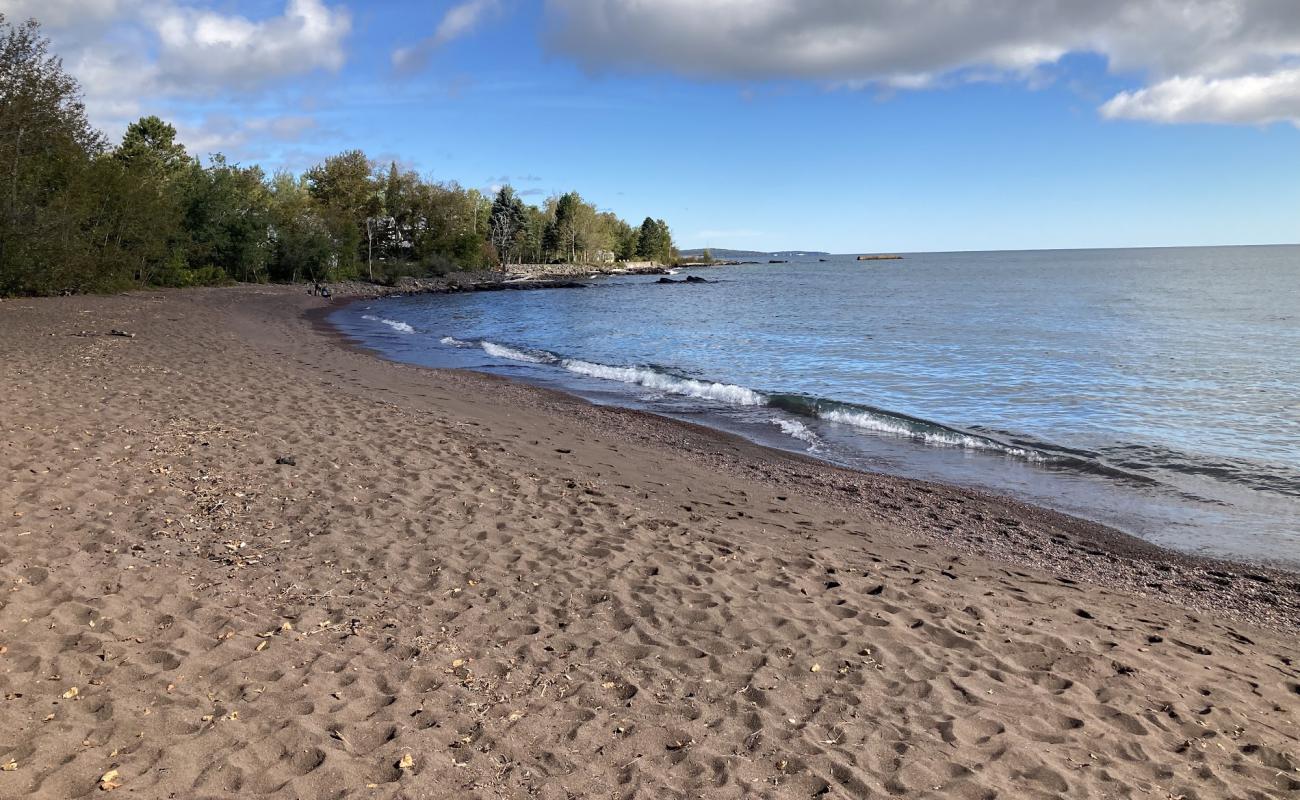 Photo de Knife River Marina Beach avec caillou fin brun de surface