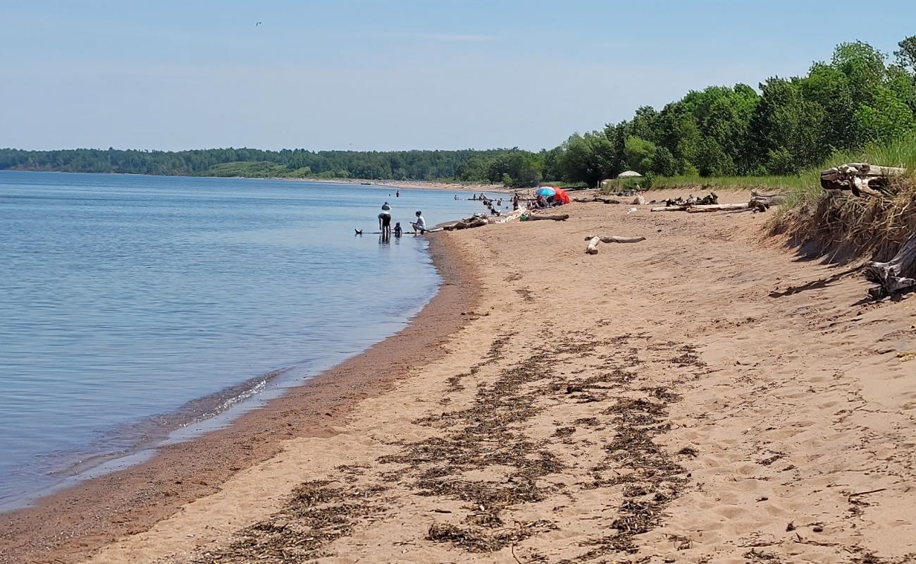 Photo de Wisconsin Point Beach avec sable lumineux de surface