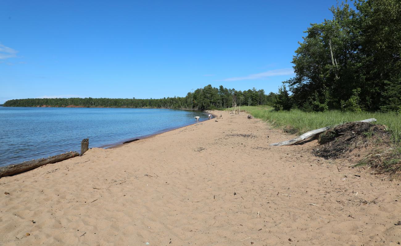 Photo de Little Sand Bay Beach avec sable lumineux de surface