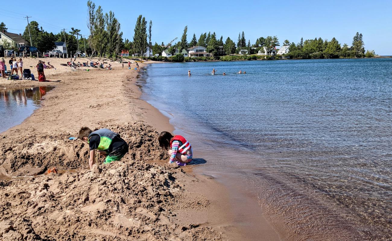 Photo de Eagle Harbor Beach avec sable lumineux de surface