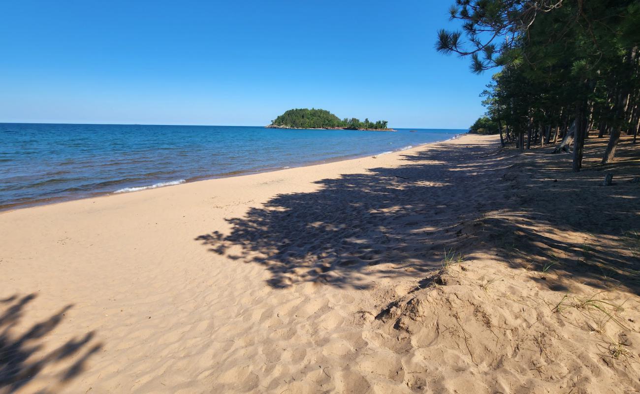 Photo de Little Presque Beach avec sable lumineux de surface