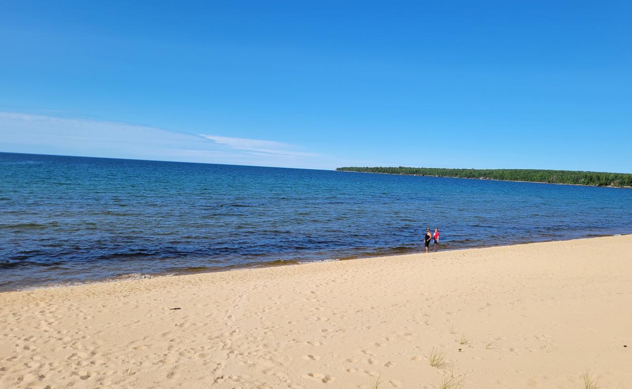 Photo de Sandy Public Beach avec sable lumineux de surface