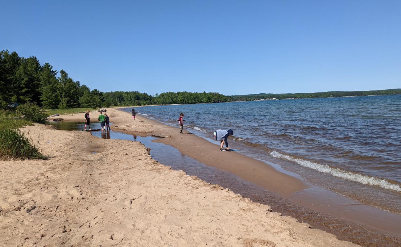 Photo de Munising Beach avec sable lumineux de surface