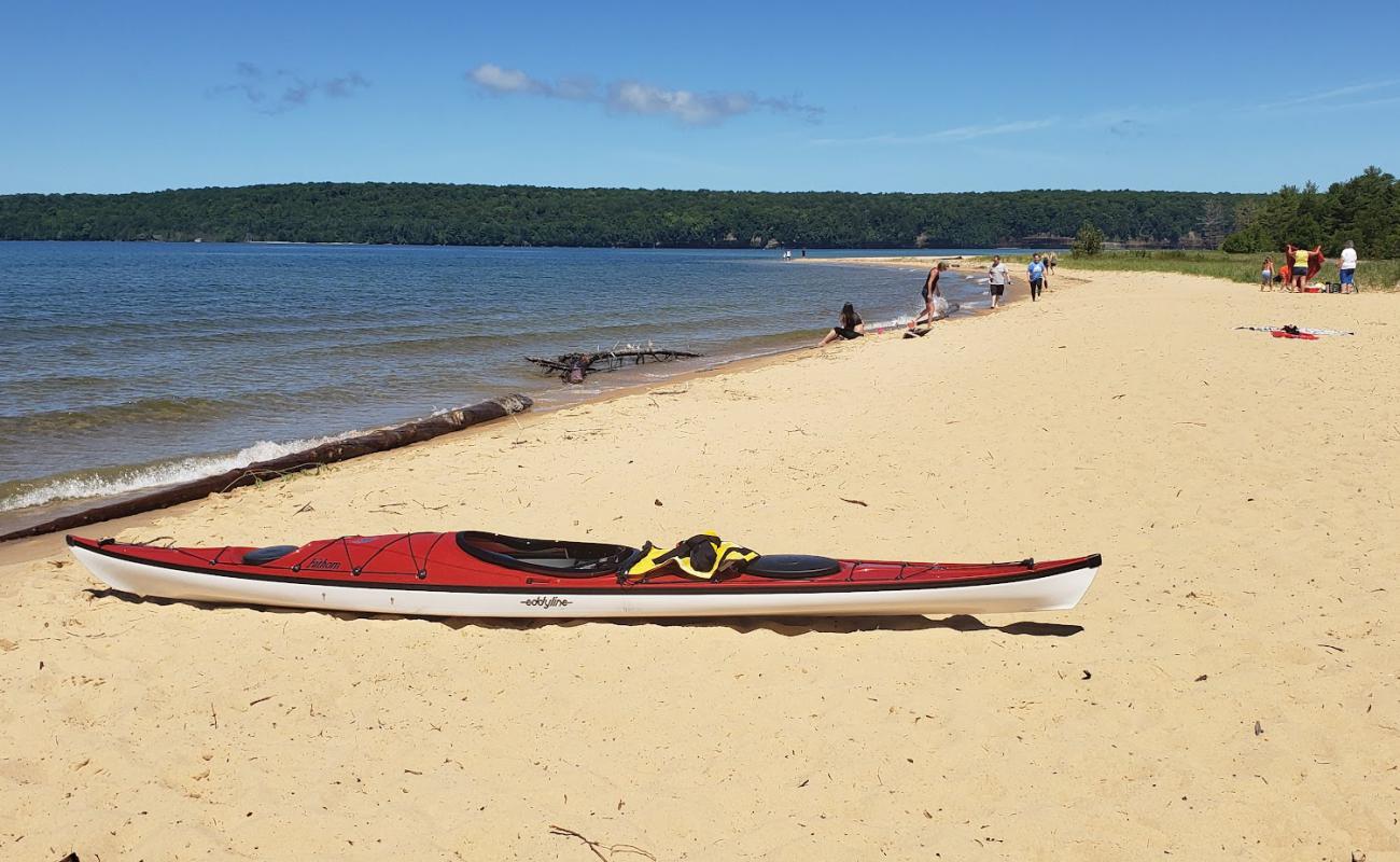 Photo de Sand Point Beach avec sable lumineux de surface