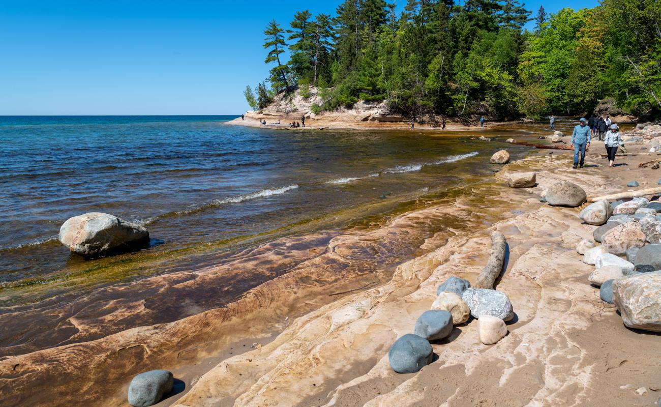 Photo de Mosquito Beach avec sable brillant et rochers de surface