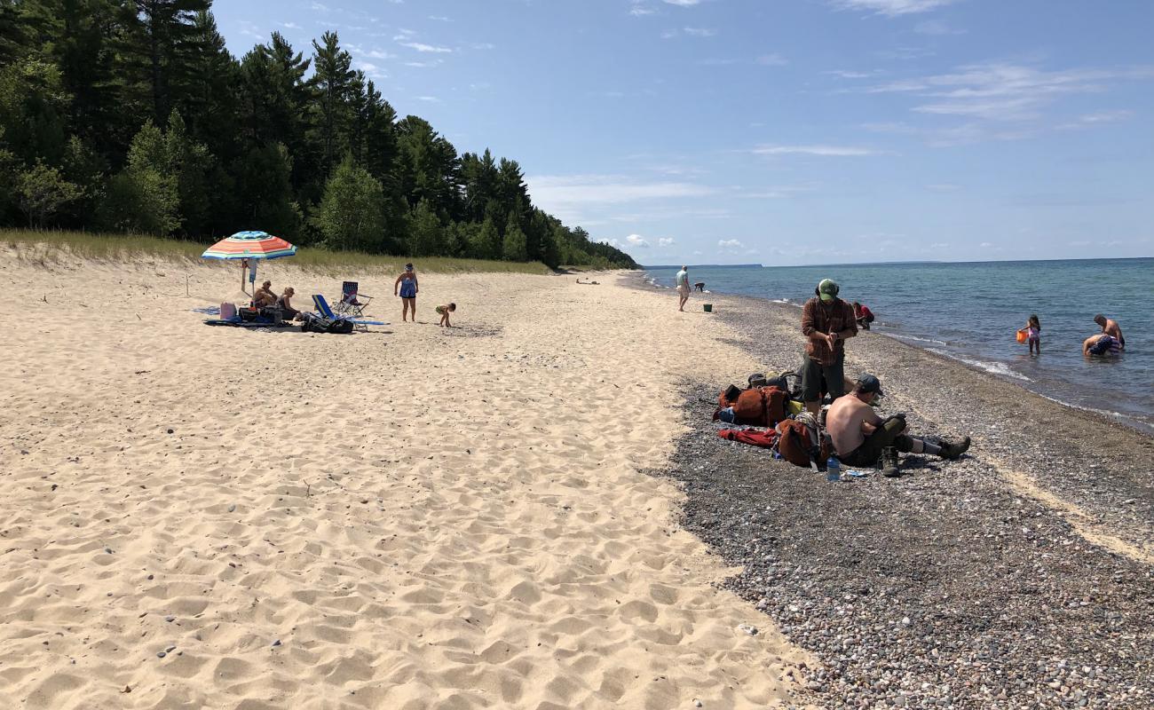 Photo de Twelvemile Beach avec sable clair avec caillou de surface