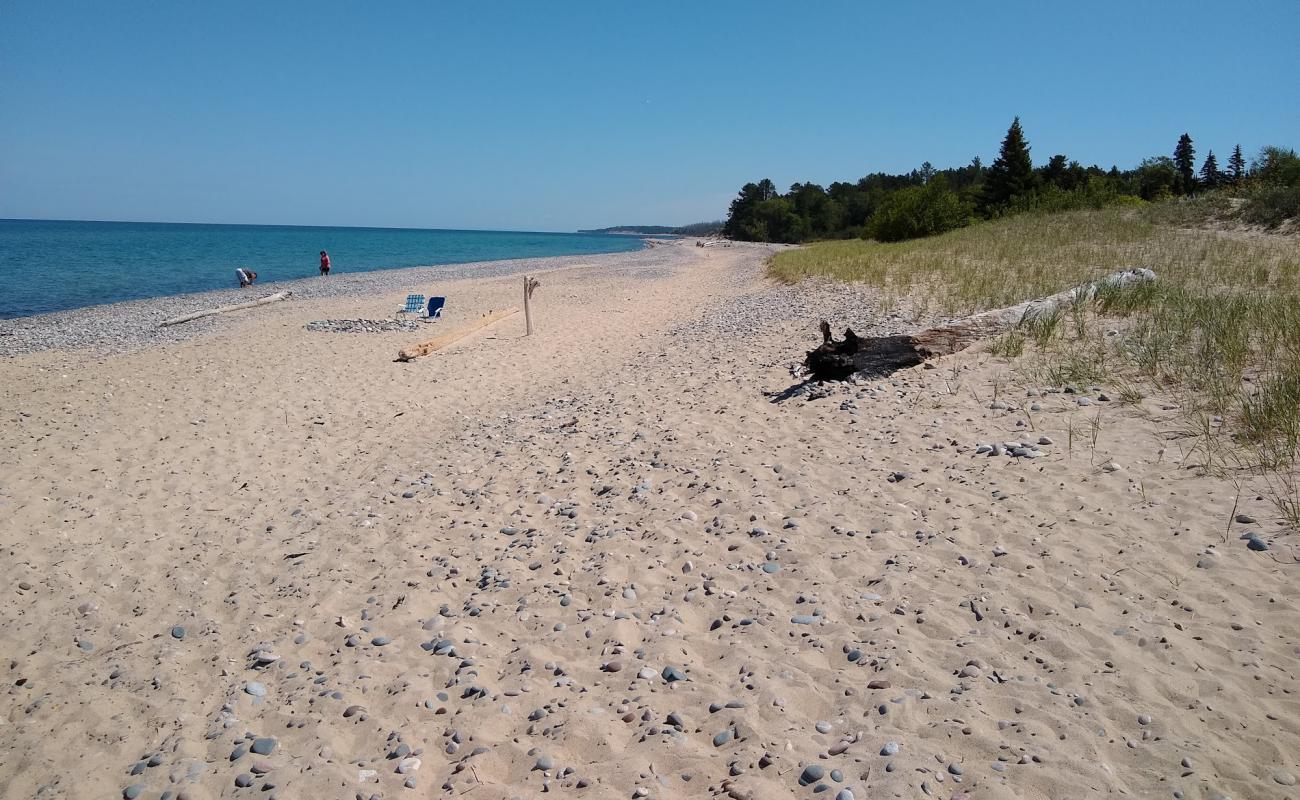 Photo de Two Hearted Beach avec sable clair avec caillou de surface