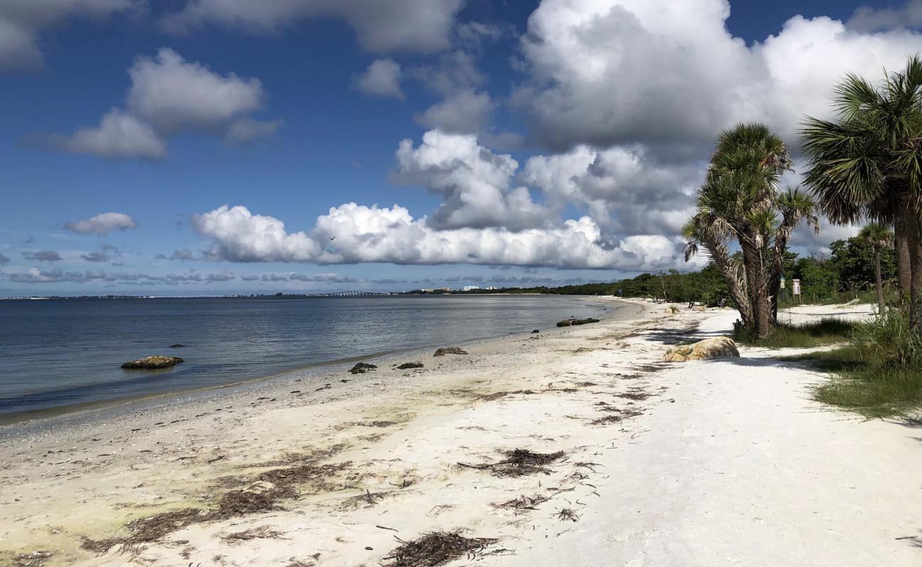 Photo de Bunche beach avec sable blanc de surface