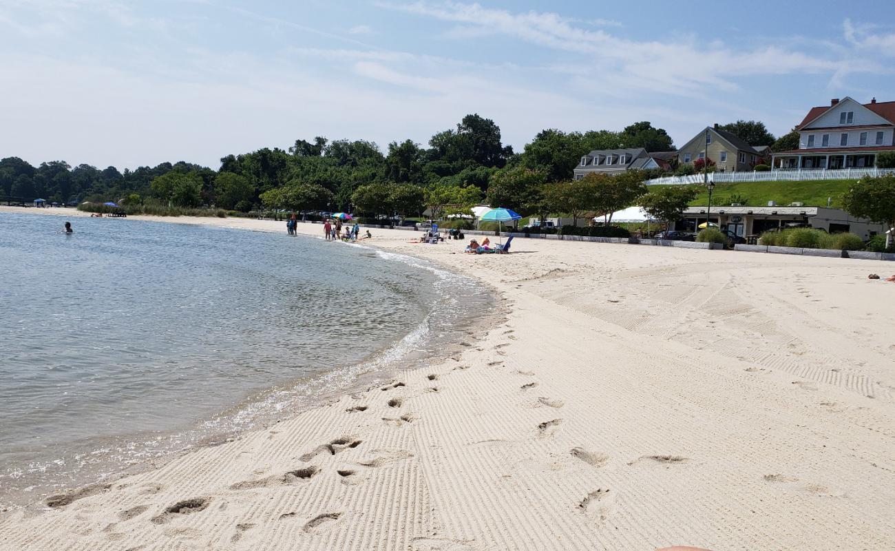 Photo de Yorktown beach avec sable blanc de surface