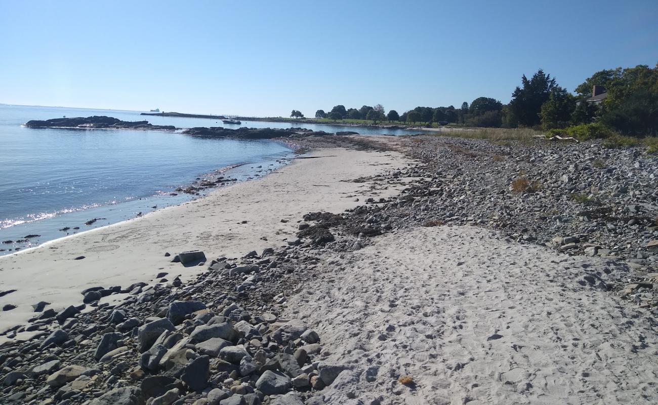 Photo de New castle beach avec sable brillant et rochers de surface