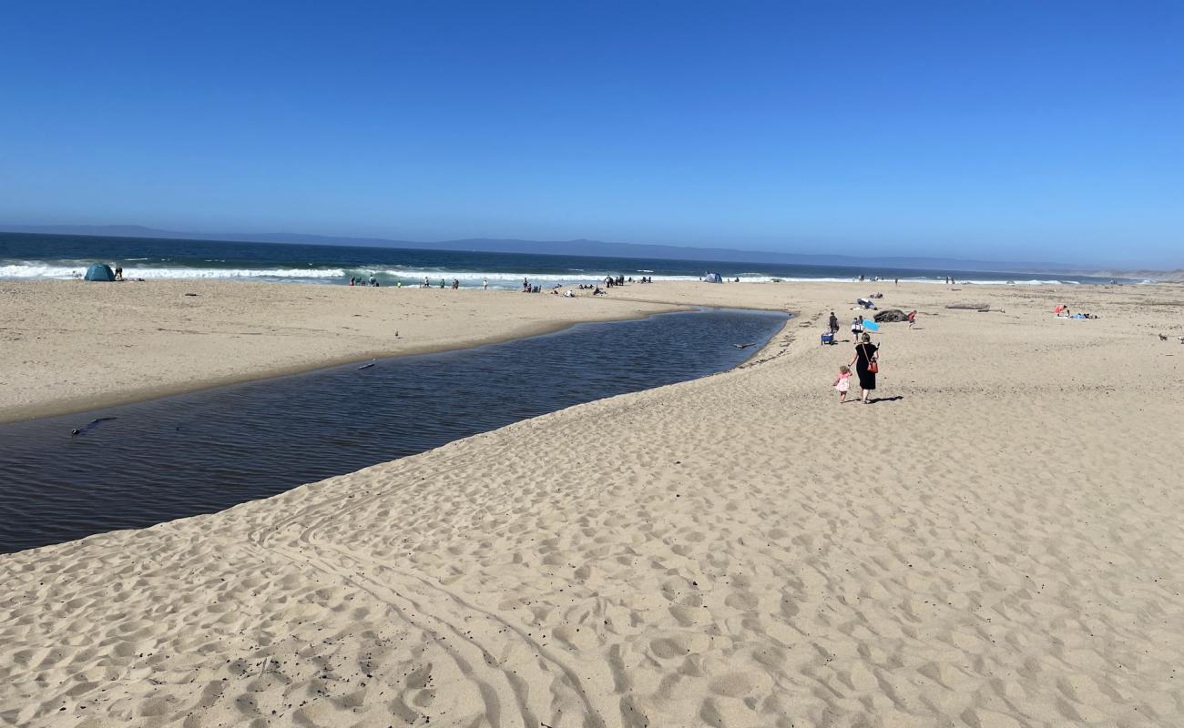 Photo de Monterey beach avec sable lumineux de surface