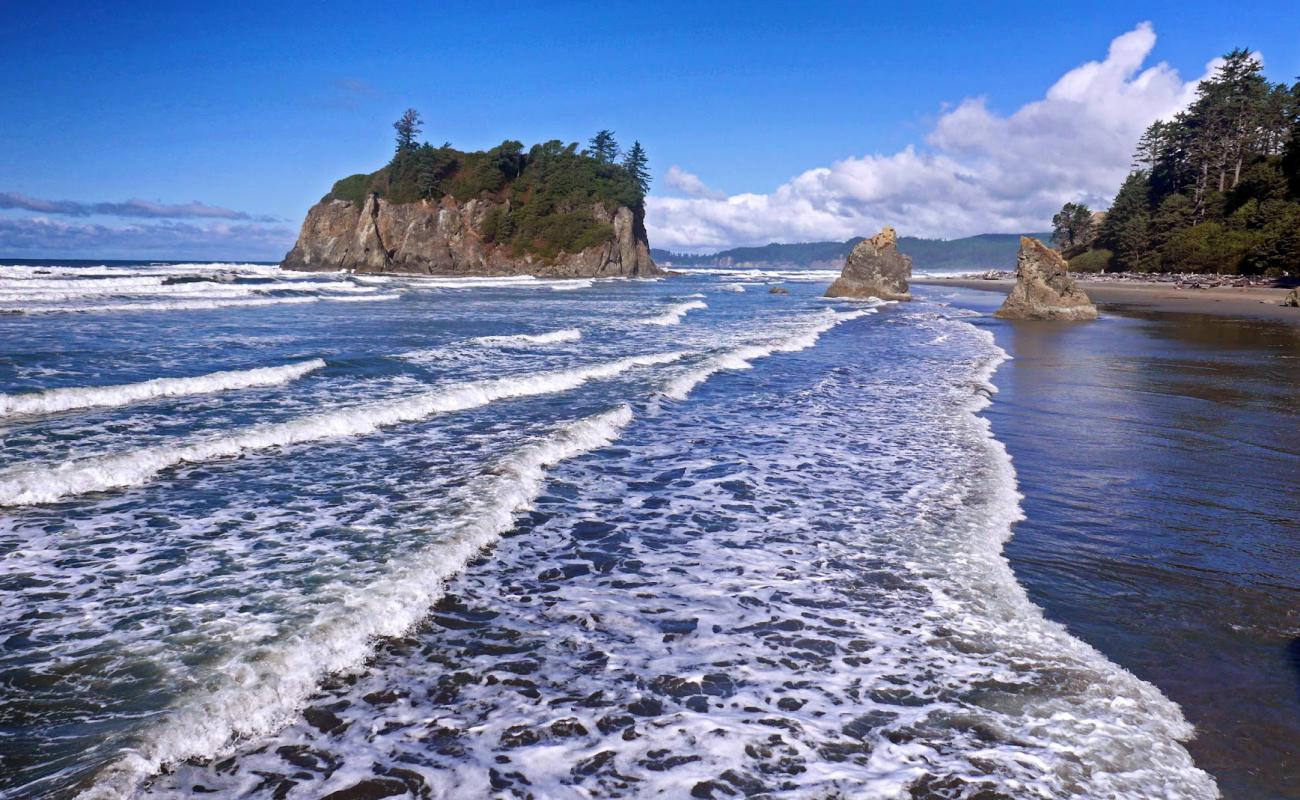 Photo de Ruby Beach avec sable brun & rochers de surface