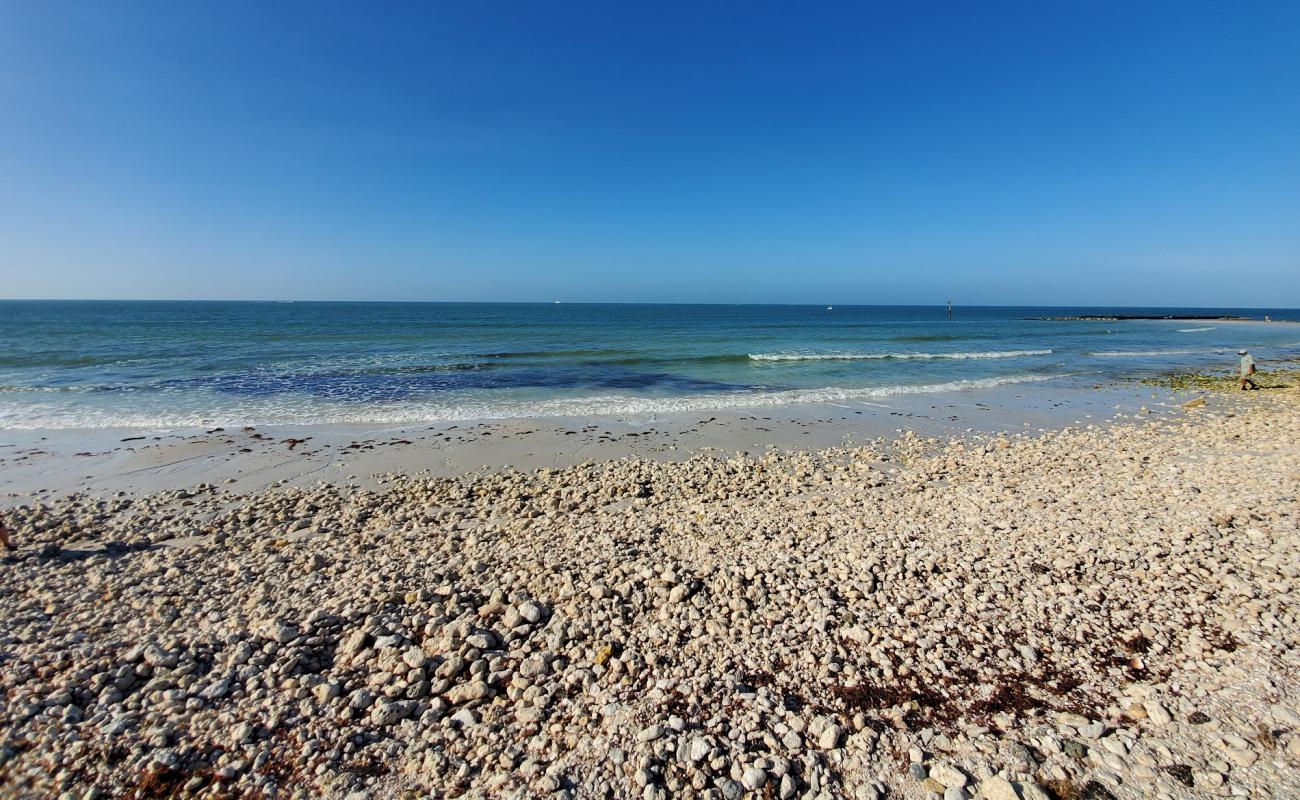 Photo de Dunedin Beach avec sable blanc avec caillou de surface