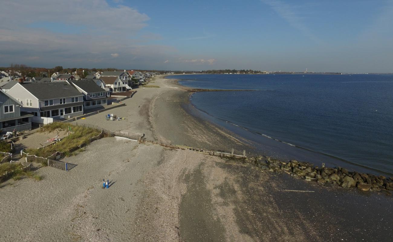 Photo de Fairfield Beach avec sable beige de surface
