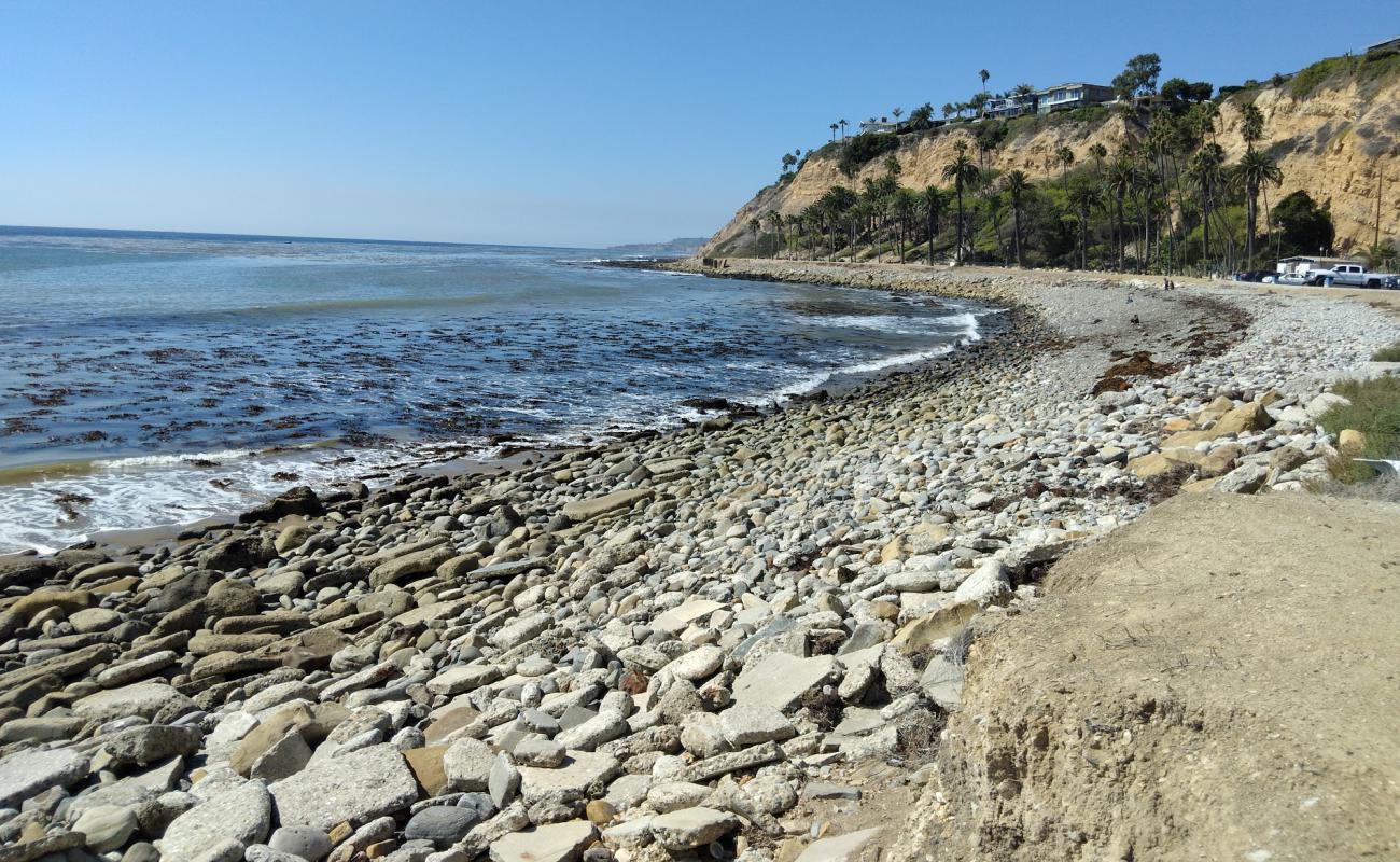 Photo de White Point Beach avec sable brillant et rochers de surface