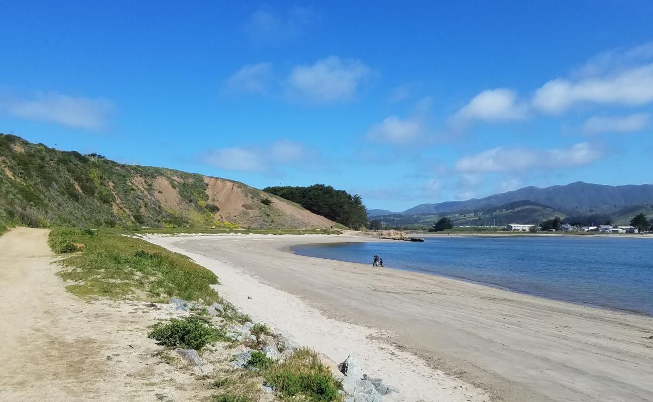 Photo de Mavericks Beach avec sable beige de surface