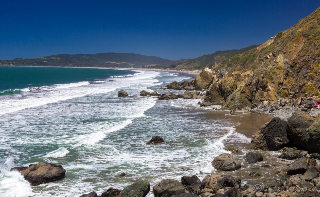 Photo de Red Rock Beach avec sable lumineux de surface