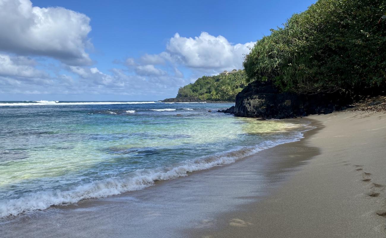 Photo de Hideaways Beach avec caillou fin clair de surface