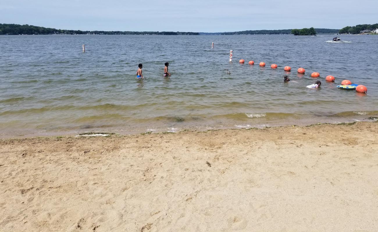 Photo de Pewaukee Plage avec sable beige de surface