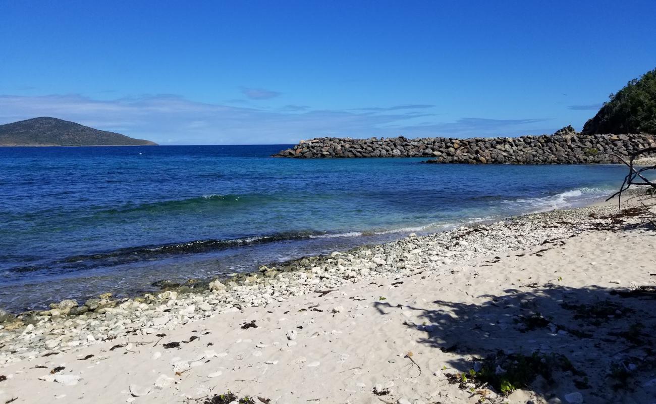 Photo de Mandahl Bay beach avec sable beige & pierres de surface