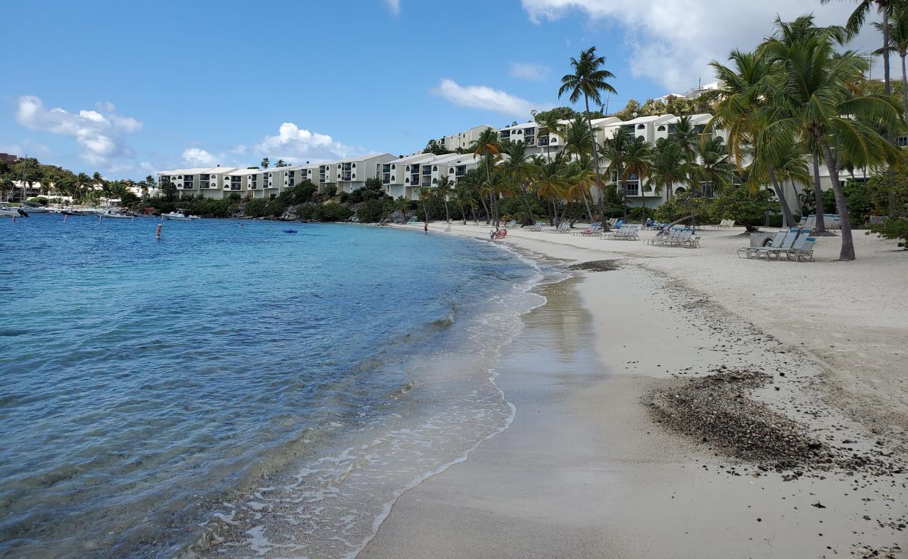 Photo de Cowpet Bay beach avec sable fin et lumineux de surface