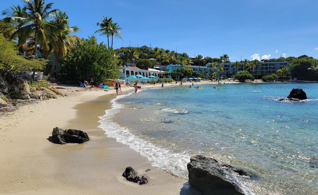 Photo de Secret Harbor beach avec sable beige fin de surface