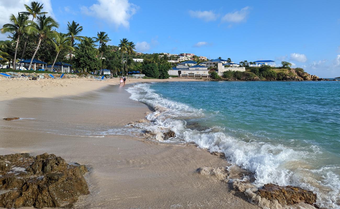 Photo de Limetree beach avec sable beige fin de surface